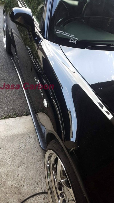 Carro preto brilhante com rodas cromadas e texto em para-brisas