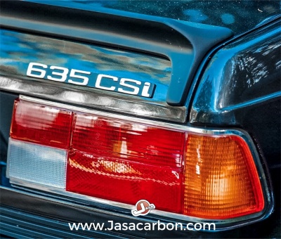 Parte traseira de carro azul com farolim e inscrição 635 CSi