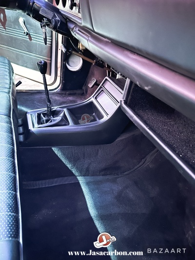 Interior de carro com alavanca manual, bancos azuis e consola central preta