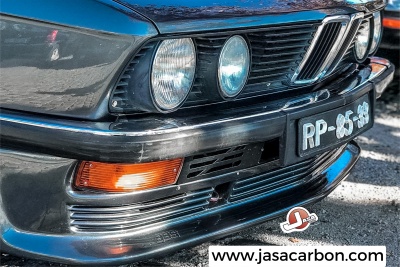 Frente de carro clássico preto com faróis redondos e matrícula RP-88-35