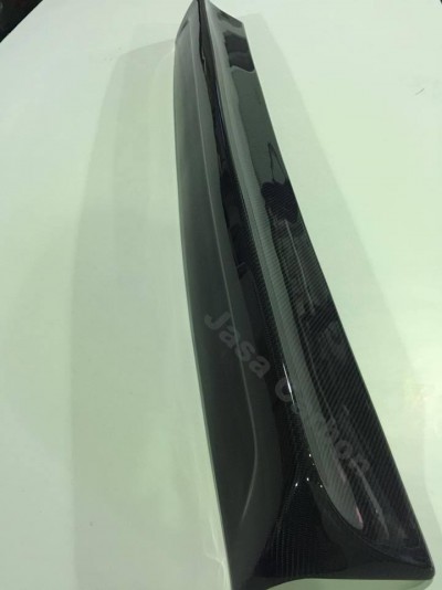 Peça automóvel em fibra de carbono e preto fosco com inscrição 'Jasa Custom'