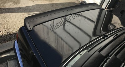 spoiler traseiro preto em carro preto com reflexos no teto