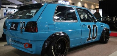 Carro azul de corrida com número 10 e para-lamas largos