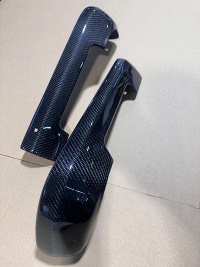Duas pegas de porta de carro em fibra de carbono preta brilhante