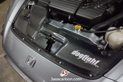 Compartimento do motor com tampa de fibra de carbono preta com texto branco