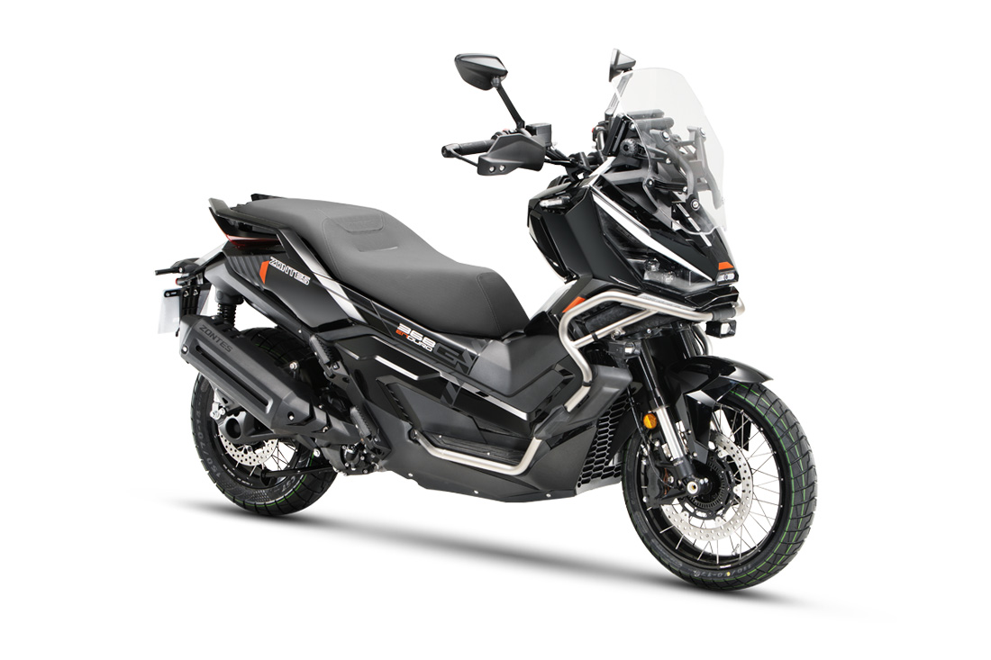 Zontes G 368 ETC Motociclo preto com para-brisas e pneus cravados