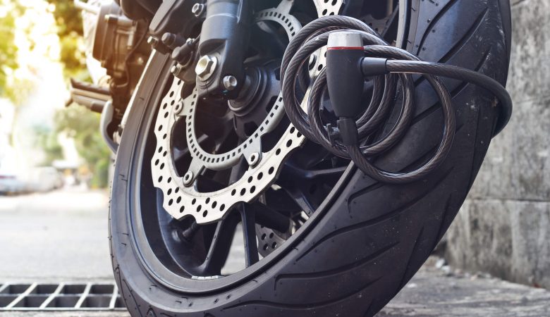 Roda dianteira de motocicleta com disco de travão e cadeado