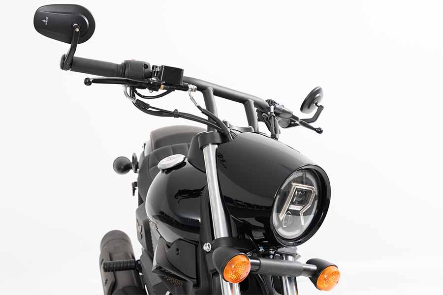 UM Renegade Freedom 125 Motocicleta preta com farol redondo e piscas amarelos