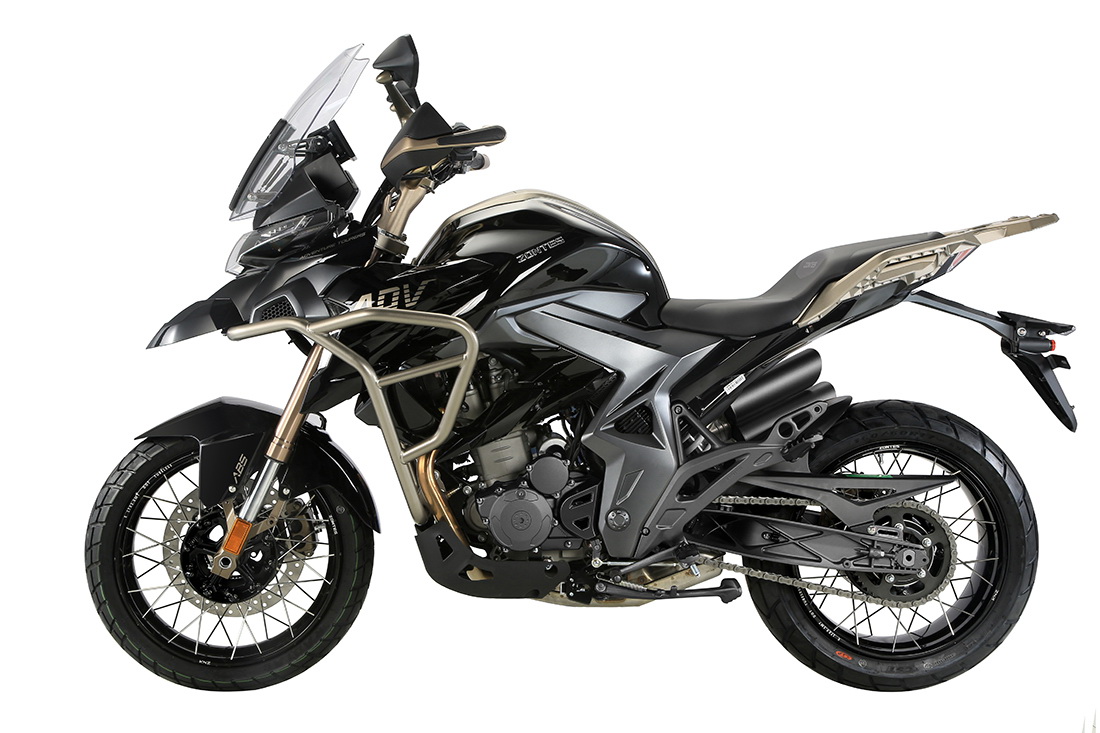 Zontes 350 TX Motocicleta adventure preta e cinza com proteções metálicas e para-brisas