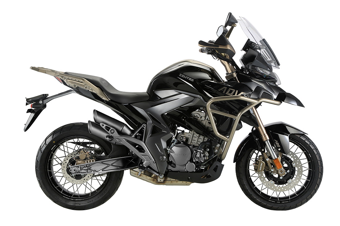 Zontes 350 TX Motocicleta preta com detalhes em cinza e dourado e para-brisas transparente