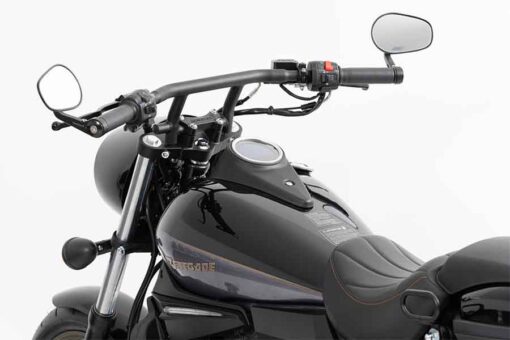 UM Renegade Freedom 125 Moto preta vista de lado com detalhes cinza e banco preto