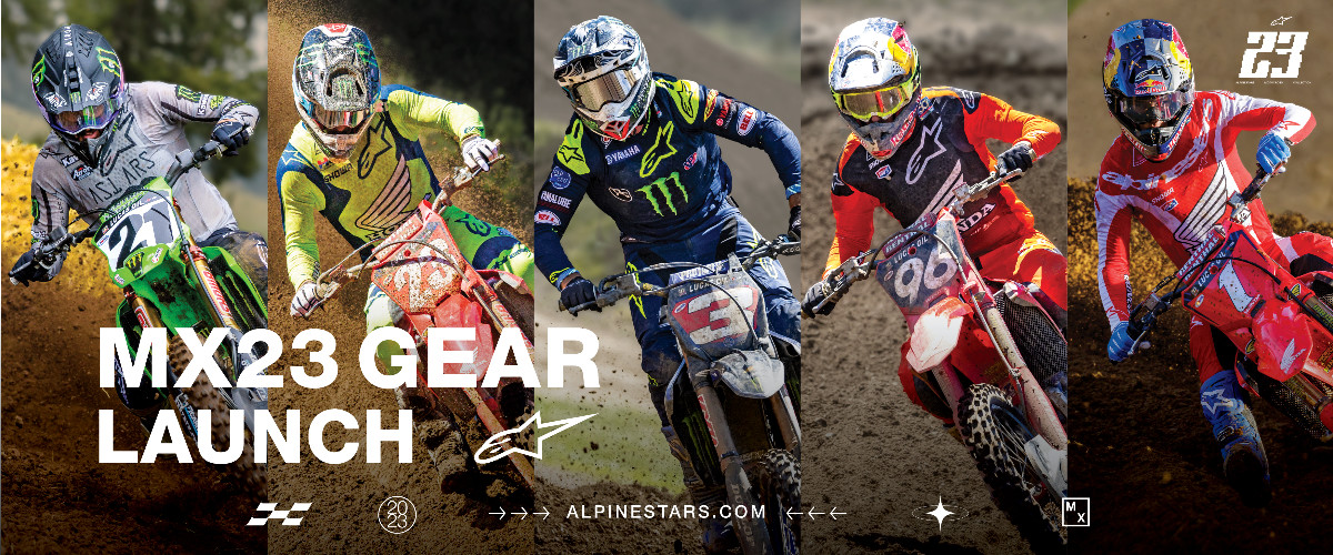 Cinco motocross com fatos coloridos em terreno de terra, texto 'MX23 GEAR LAUNCH'