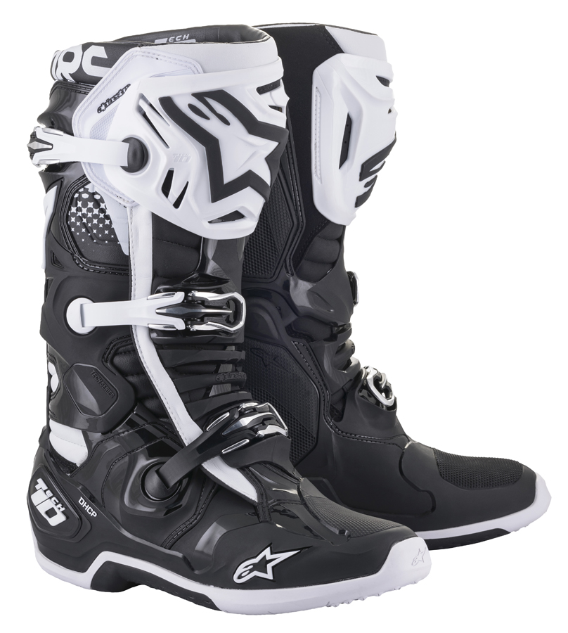 Botas Alpinestars Tech 10 Branco / Preto Botas de motocross pretas e brancas com fechos de fivela e logotipos ALPINESTARS.
