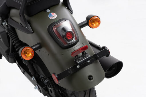 UM 125 RENEGADE Commando Traseira verde fosco da mota com luz vermelha e piscas laranja