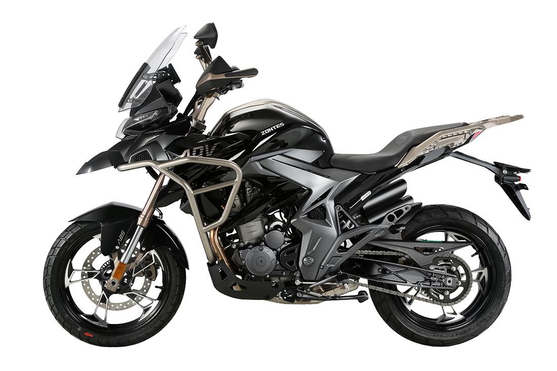Zontes 3350 T2 Motocicleta de aventura preta e cinzenta com para-brisas