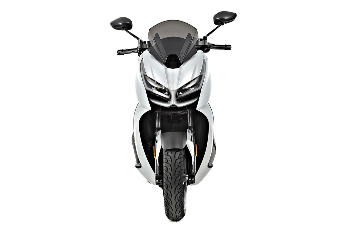 Zontes 350 D Motociclo branco com pára-brisas fumado e luzes LED dianteiras