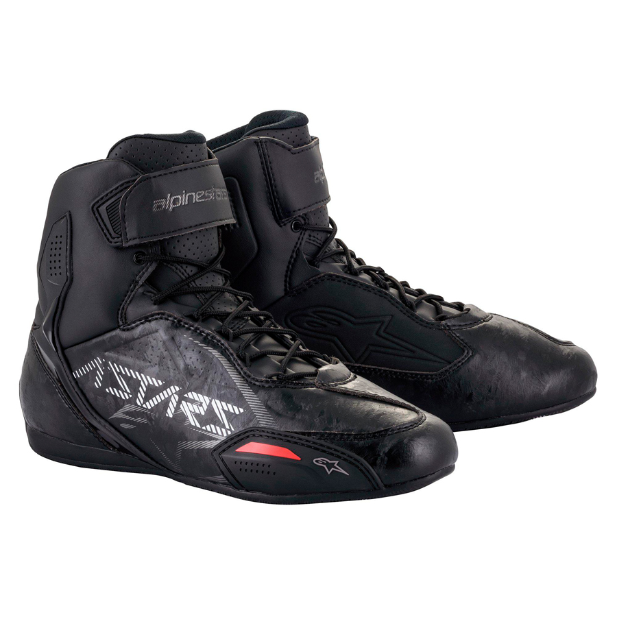 Botas Alpinestars Faster 3 Botas pretas de motociclismo com detalhes cinza e vermelho, fechamento por cadarço e velcro