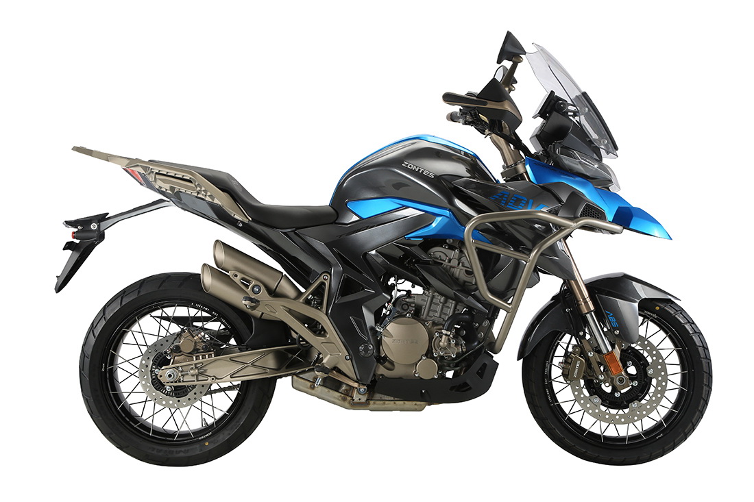 Zontes 350 TX Motocicleta adventure preta e azul com detalhe metálico e pneus de cravo