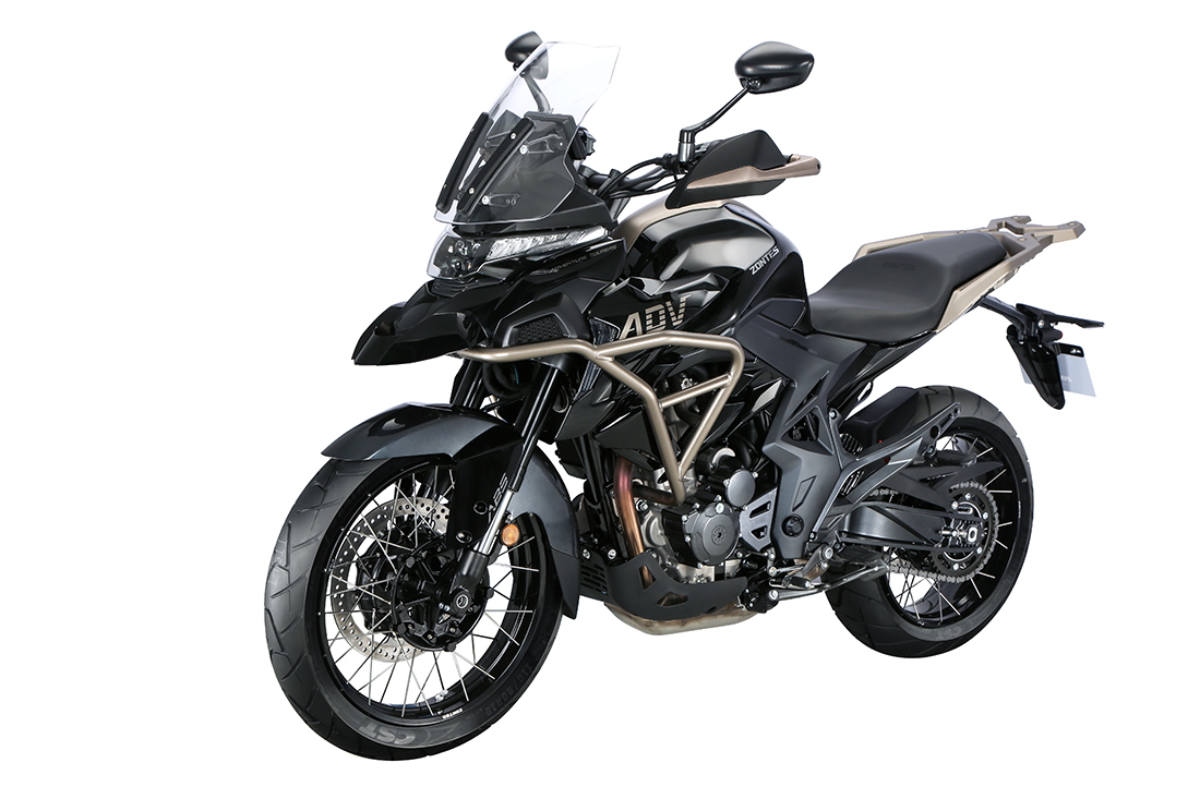 Zontes 350 TX Motocicleta preta com para-brisas e estrutura metálica frontal em fundo branco