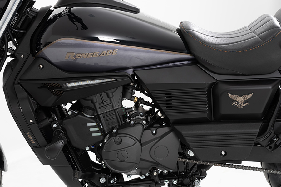 UM Renegade Freedom 125 Motocicleta preta Renegade com banco cinza e emblema de águia