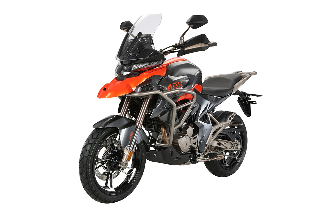 Zontes 3350 T2 Motocicleta de aventura laranja e preta com para-brisas e pneus de piso misto
