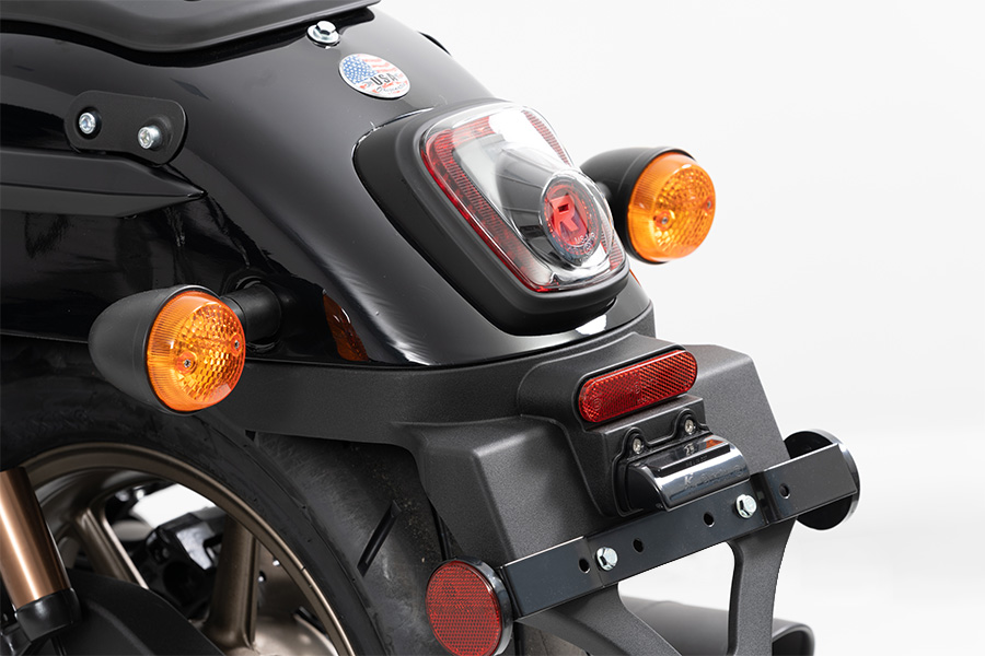 UM Renegade Freedom 125 Parte traseira da mota preta com farolim vermelho e luzes laranjas