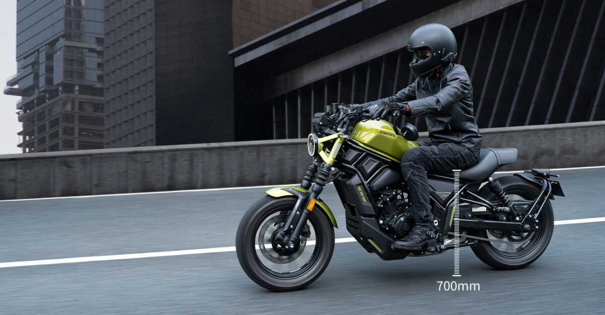 Zontes C 125 Motocicleta elétrica verde-lima com condutor em estrada urbana