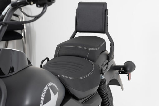 UM 125 RENEGADE Commando Assento e apoio traseiro de moto preto com costura branca