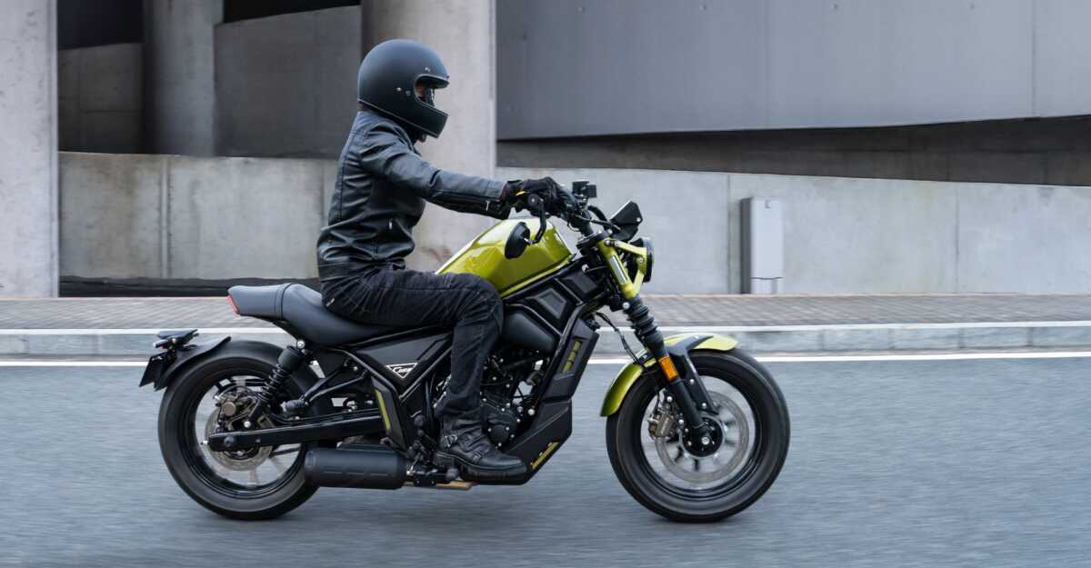 Zontes C 125 Motocicleta amarela e preta com piloto em estrada urbana