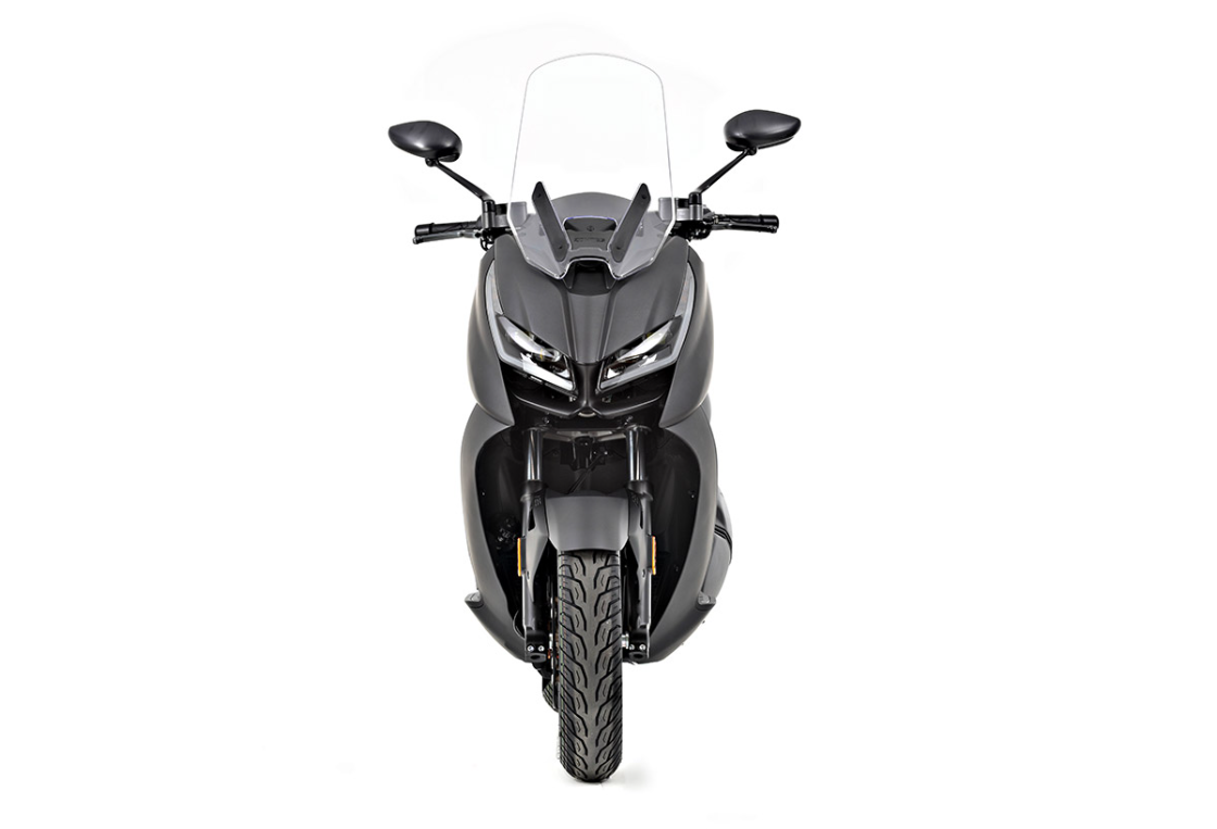 Zontes 350 D Scooter preta vista de frente com faróis duplos e para-brisa