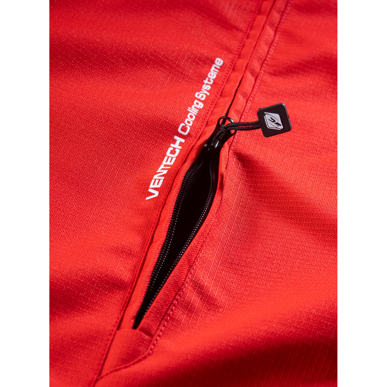 Casaco Kenny Titanium Vermelho Tecido vermelho com fecho de correr preto e texto branco VENETECH Clothing Systems