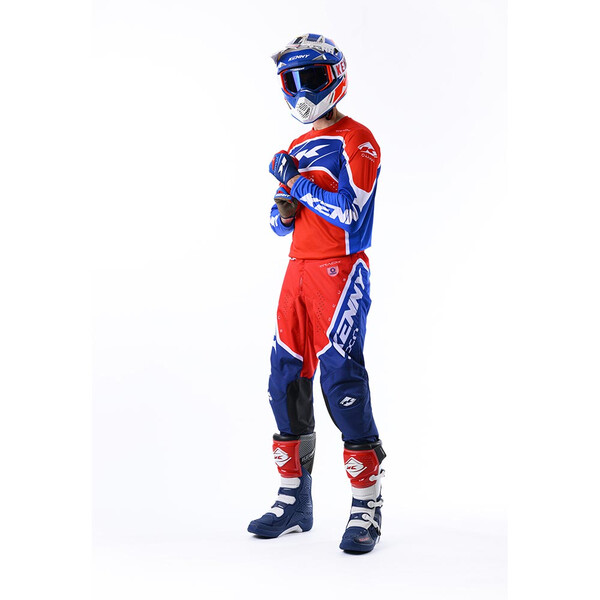 Conjunto Calça e Camisola Kenny Track Focus 24 Patriot Equipamento de motocross vermelho, azul, branco e preto com capacete, luvas, calças e botas, com inscrições KENNY e número 9.