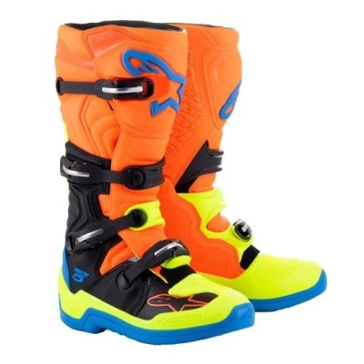 Botas de motocross coloridas em laranja, amarelo, preto e azul com fivelas e logo Alpinestars.