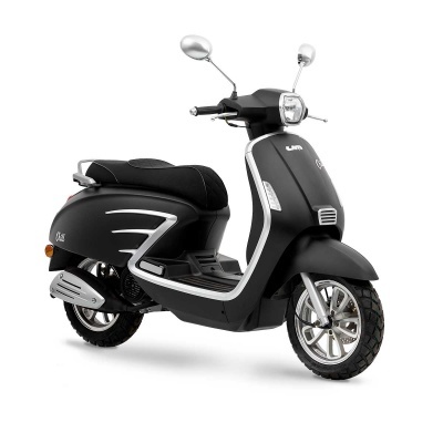 scooter elétrica preta com detalhes prateados e espelhos retrovisores redondos