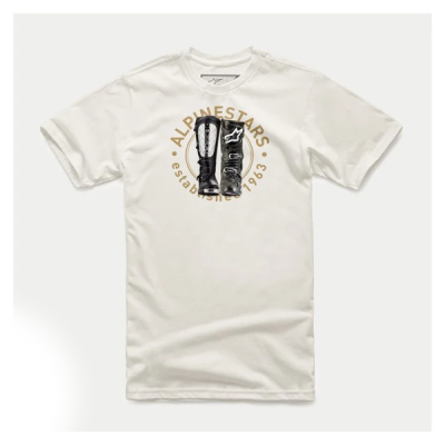 T-shirt branca com estampado de botas de motociclismo e texto ALPINESTARS