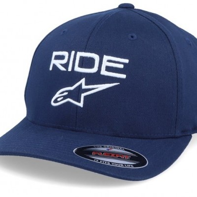Boné azul escuro com bordado branco com a palavra RIDE e símbolo, etiqueta FLEXFIT na aba.