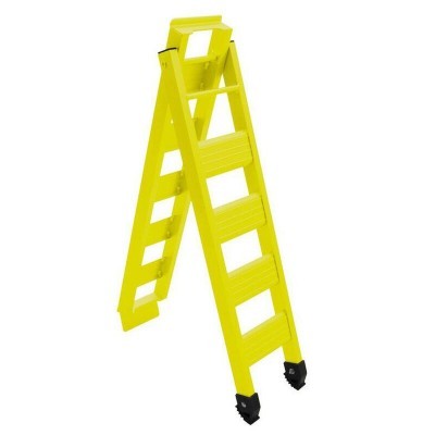 Escada amarela de plástico com quatro degraus e pés pretos antiderrapantes