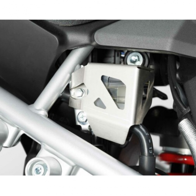 Estrutura metálica cinza claro de motocicleta com componente em alumínio e parafusos