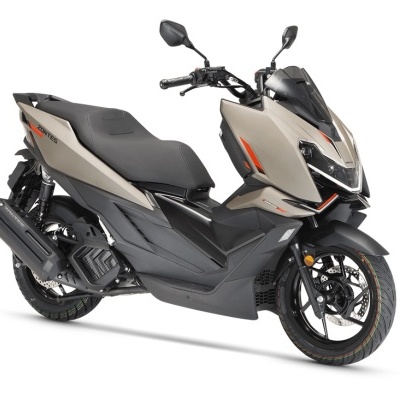 Scooter Zontes bege e preto com faróis modernos e pneus com riscas coloridas
