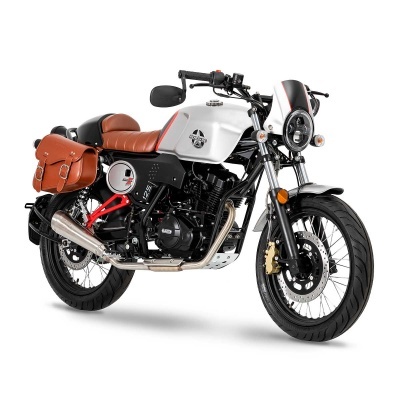 Motocicleta clássica com depósito branco e assento em couro castanho