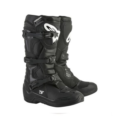 Botas pretas para moto com três fivelas e o texto ALPINESTARS
