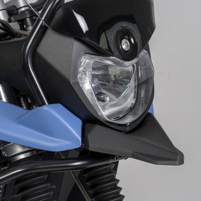 Farol dianteiro de motocicleta com carenagem preta e detalhes em azul