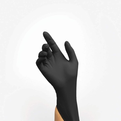 Mão com luva preta elástica sobre fundo branco