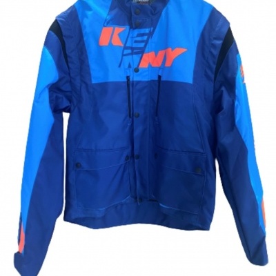 Casaco desportivo azul com detalhes laranja e texto 'KENNY'