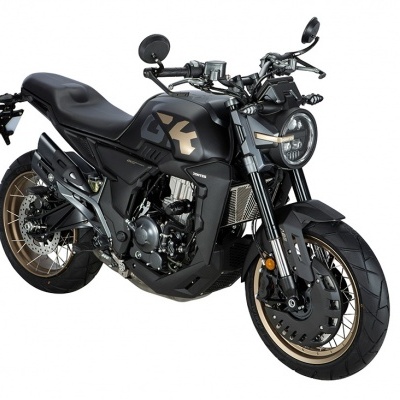 Motocicleta preta com detalhes dourados e texto G3S no tanque