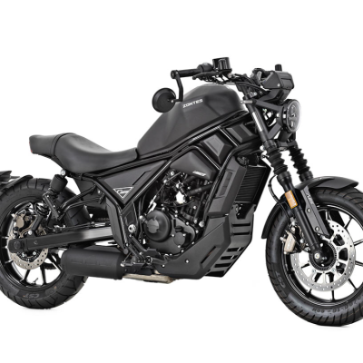 Motocicleta preta com farol redondo e assento em couro preto