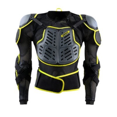 Colete protetor preto e amarelo com placas rígidas cinza.