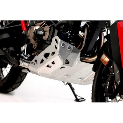 Parte inferior de mota com protetor de metal prateado com recortes geométricos