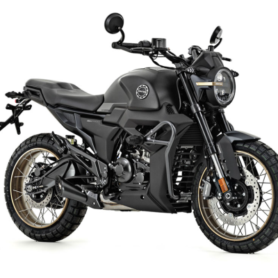 Motocicleta preta moderna com pneus off-road e farol redondo