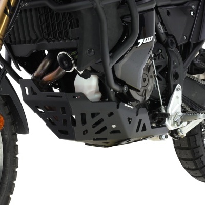 Moto preta com protetor de motor preto e suspensão dourada em fundo branco